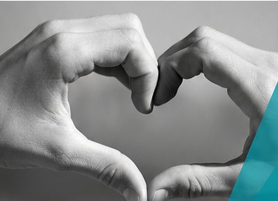 Manos formando un corazón, símbolo del acompañamiento de Advocacy
